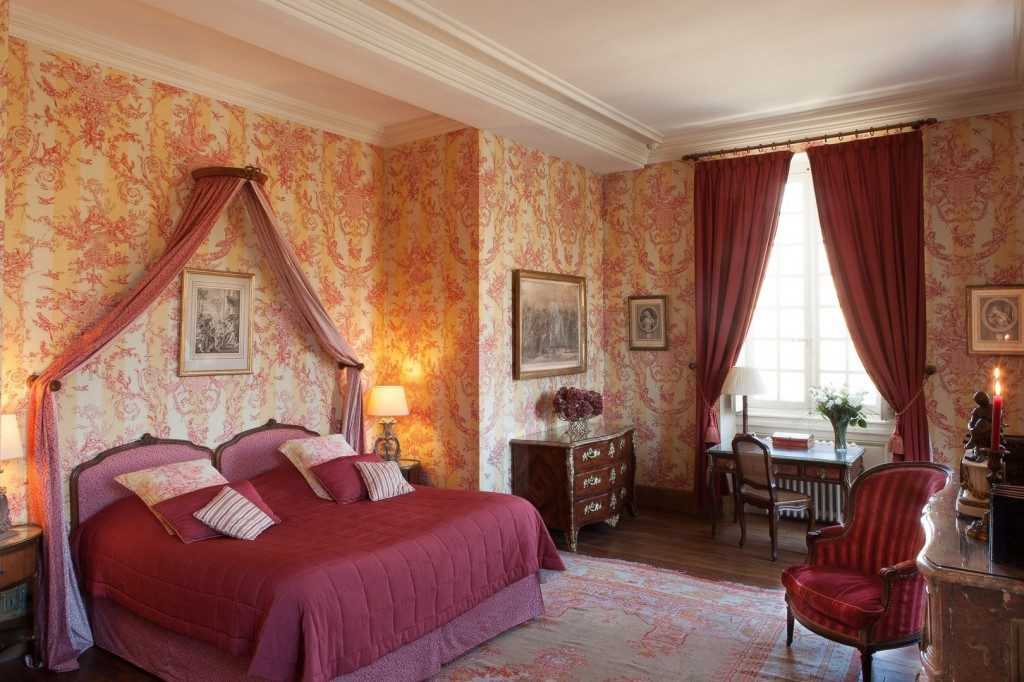 Véritable Suite de Luxe, cette chambre à la longue histoire familiale est aussi la plus belle des chambres du Château de Bourron
